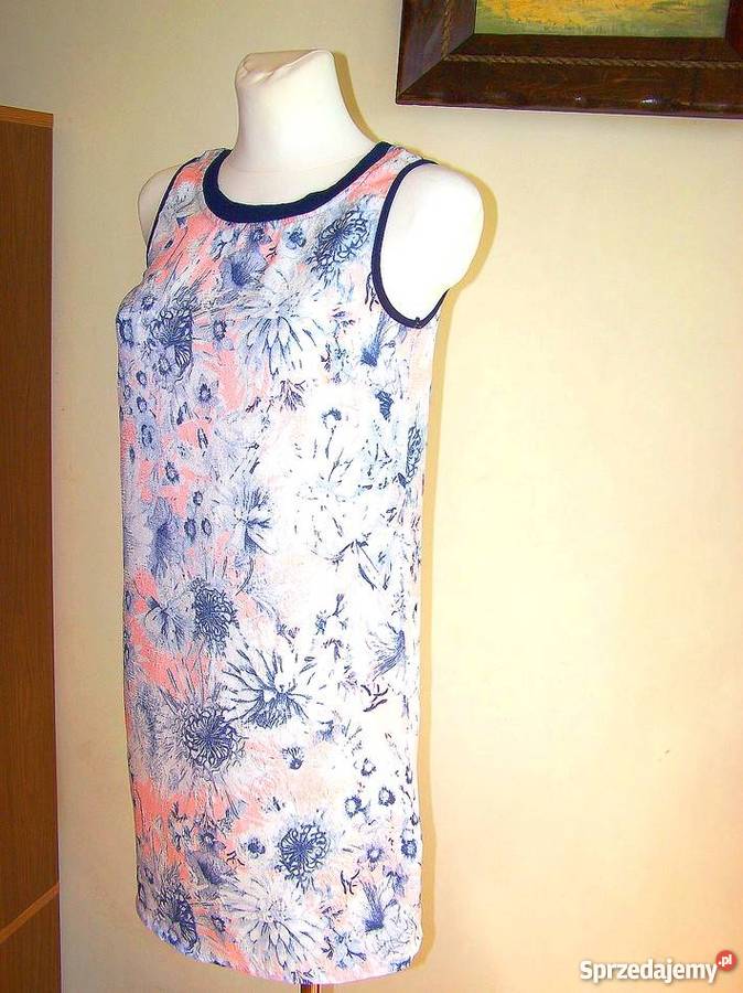 Sukienka Look Pudrowa Pudełkowa Wytłaczana Kwiatki sprzedam