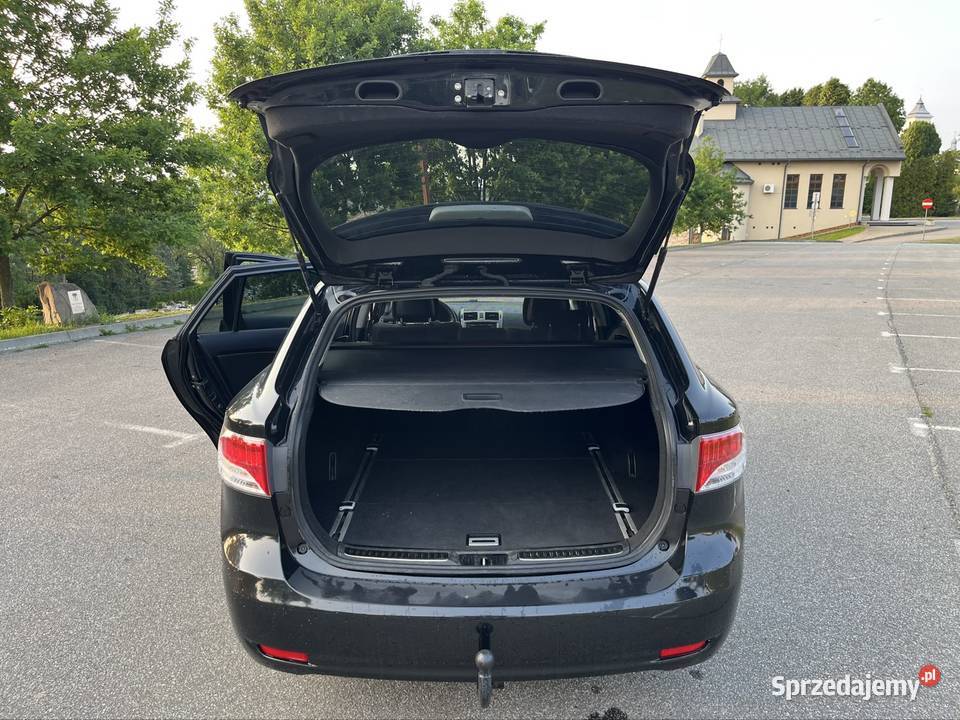 TOYOTA AVENSIS Piękna Bogate wyposażenie isofix Krosno
