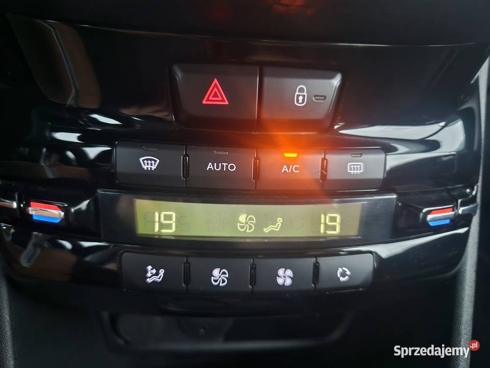 Peugeot 208 Bogate wyposażenie Niski przebieg pomorskie sprzedam