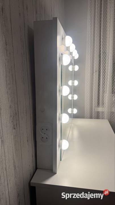 Biała toaletka z lustrem i oświetleniem LED Kraków