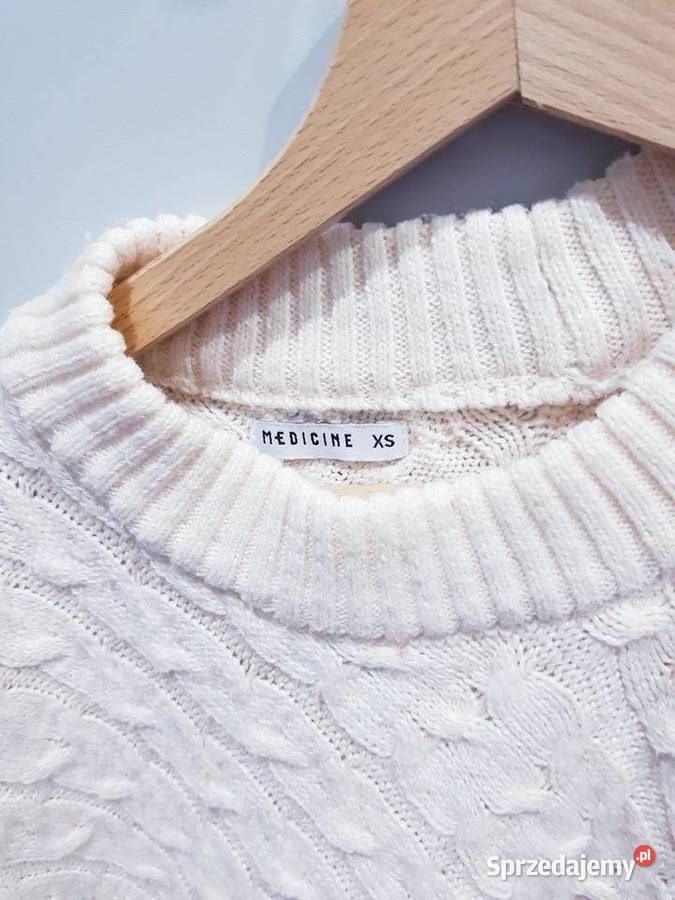 Damski dzianinowy sweter z ozdobnym wycięciem Swetry i golfy Dąbrowa Górnicza