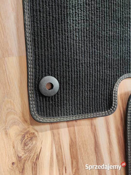 Volvo v40 komplet oryginalnych dywaników z Barczewo sprzedam