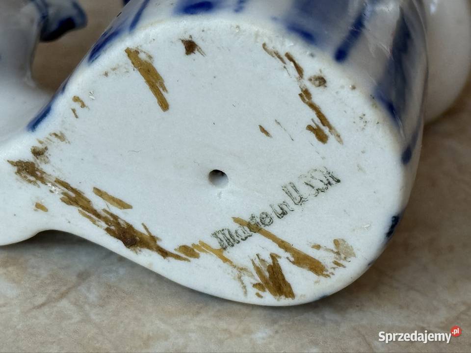 Figurka kobieta karmiąca kurę Mielec