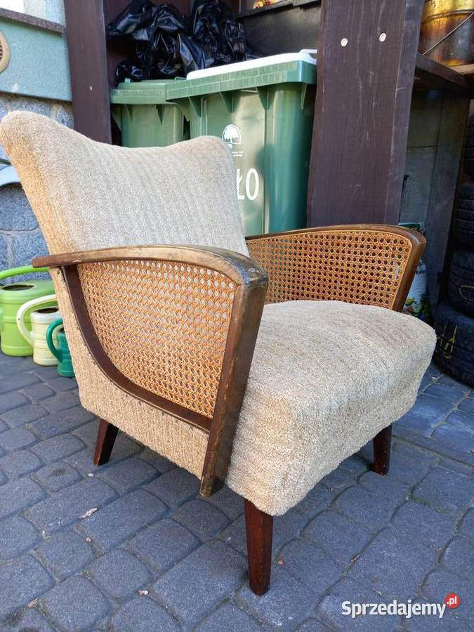 Stary fotel na sprężynach z rattanem vintage prl