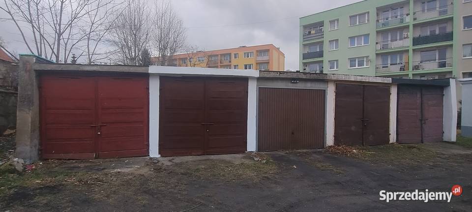 Garaż murowany w zabudowie szeregowej Świdnica oświetlenie