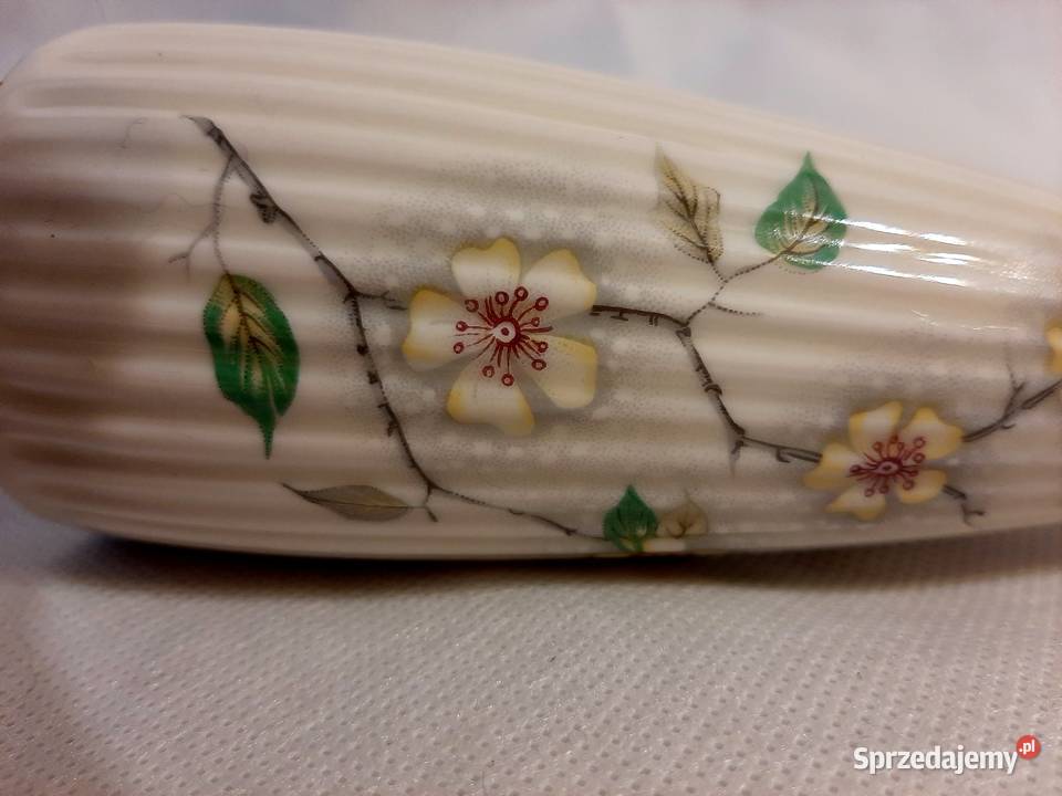 Piękny porcelanowy wazon w kwiatysygnowany Inowrocław