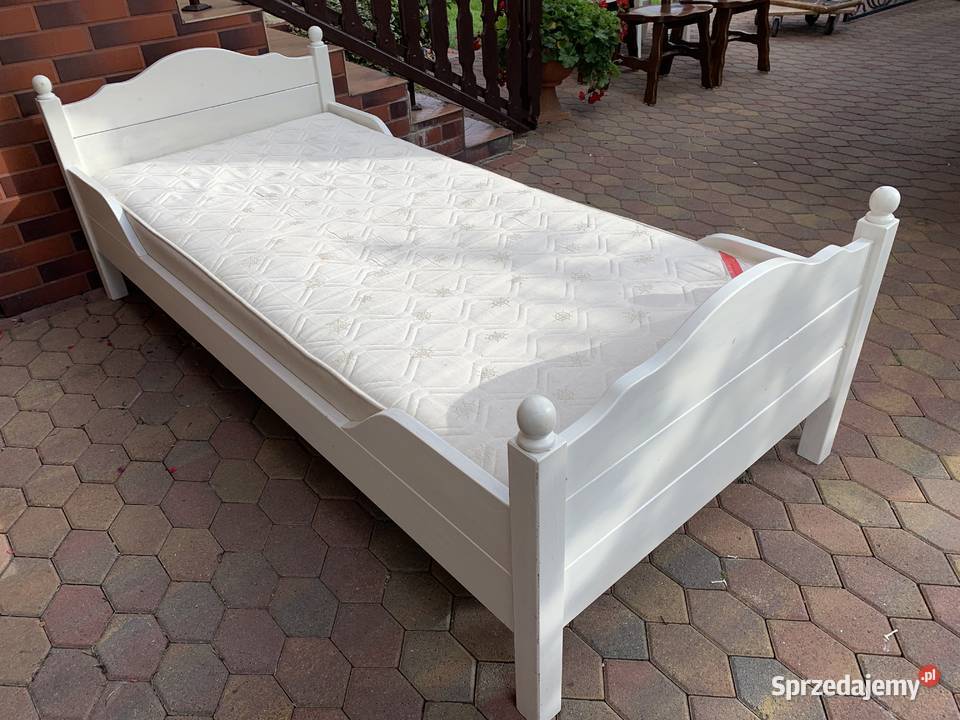 Ładne białe łóżko ze stelażemmeble holenderskie wielkopolskie Ślesin