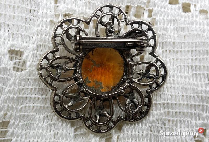 Stara angielska broszka zimowy czas