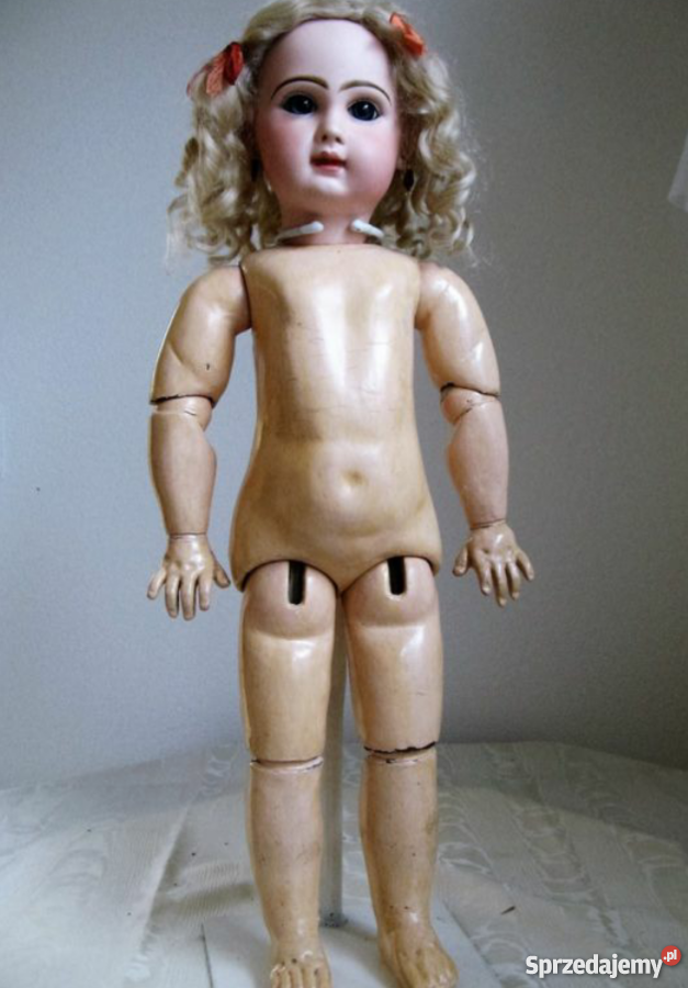 Stara lalka w ubraniu ze starych czasów