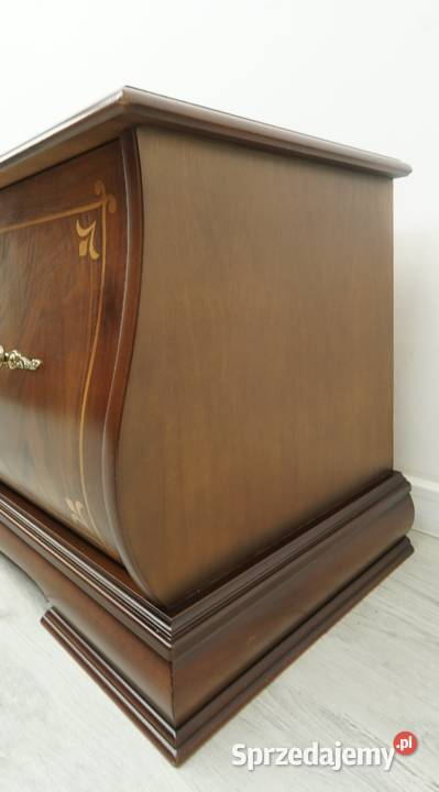 Stylowa komoda zdobiona intarsją renowacji Meble