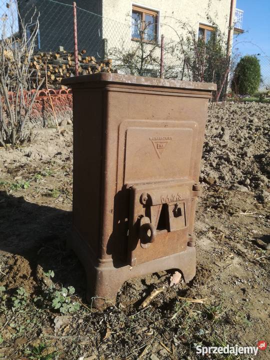 Stary żeliwny piec koza firmy Charsznica opolskie Pokrzywnica