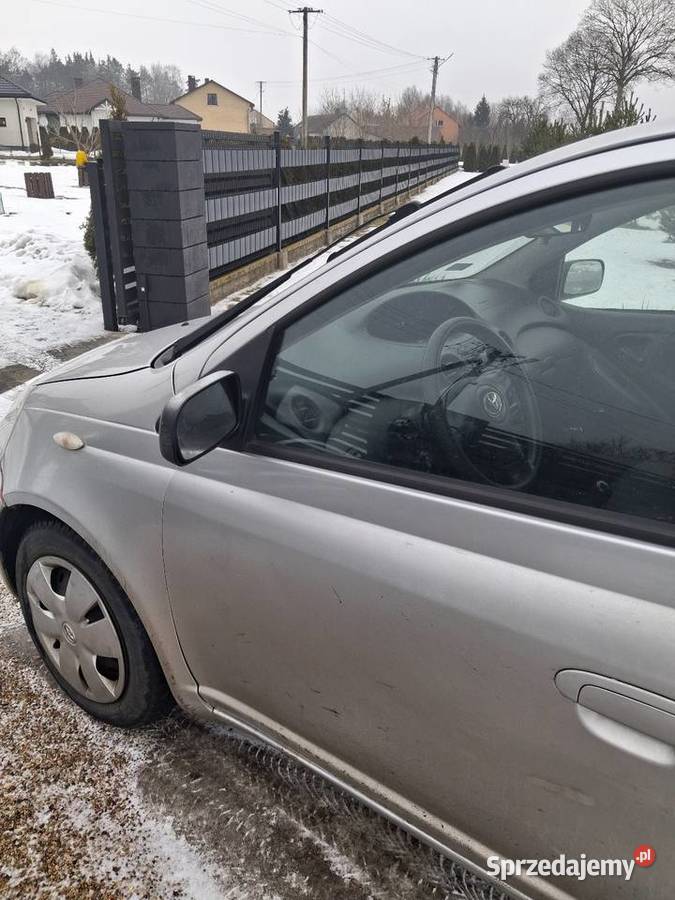 Toyota Yaris srebrny Yaris Kamieńsk