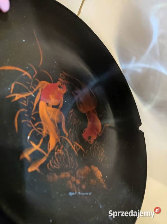 lakierowany ozdobny talerz z motywem złotych