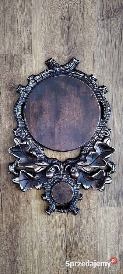 Rzeźbiona podkładka pod medalowy oręż dzika