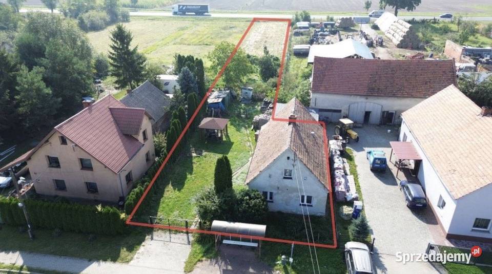 Działka budowlanousługowa z domem do remontu w Małujowice sprzedam