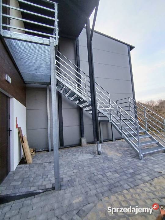 Schody zewnętrzne metalowe z balkonem