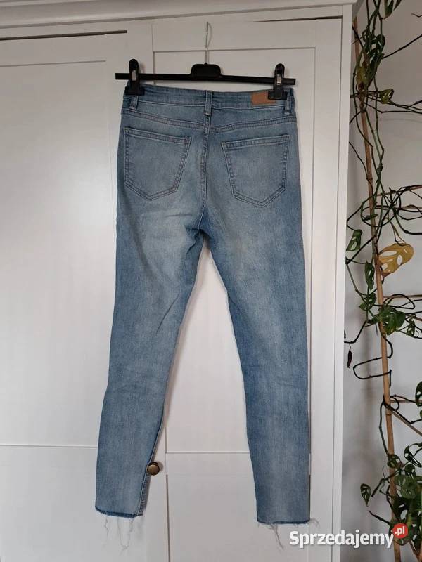 Jeansy z dziurami z Terranova modny casual S Terranova Trąbki Wielkie