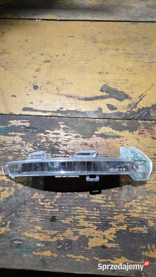 Kierunkowskaz prawego lusterka vw passat b8 Tryńcza