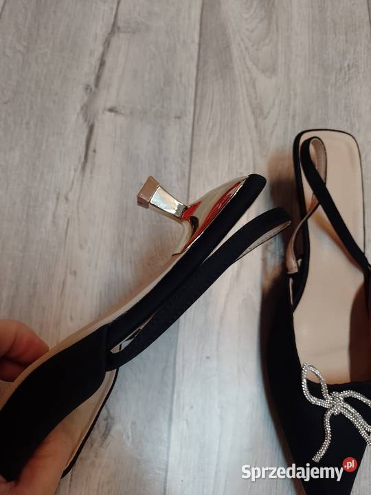 43 Czarne bogato zdobione czółenka wieczorowe z Kraków