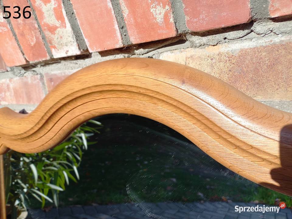Lustro ścienne wiszące w drewnianej ramie