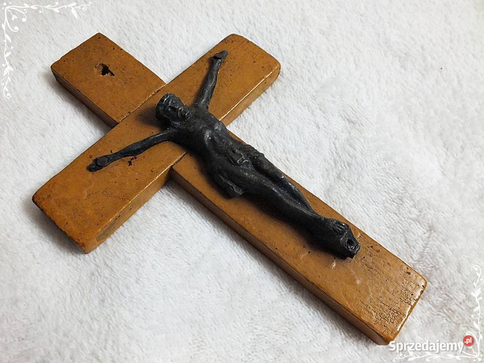 Stary Krzyż z ciemnego drewna do powieszenia