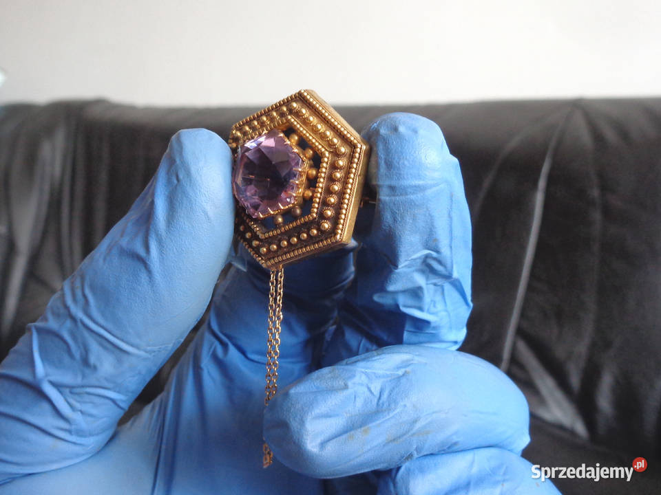 Broszka złota z ametystem Brzeg