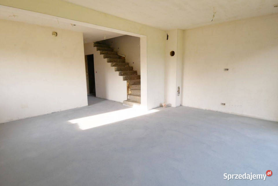 Szarów dom wolnostojący garaż 587m2