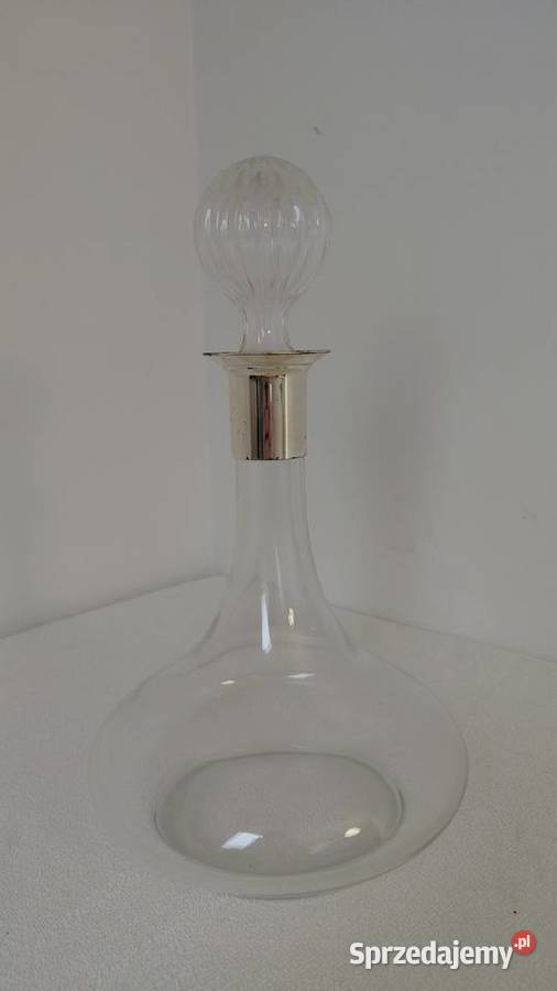 Szklana karafka z kulistym korkiem małopolskie Krzykawa