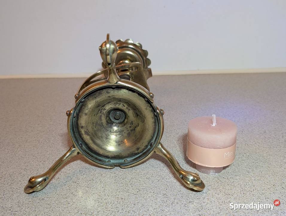 Antyczny mosiężny świecznik Benham Froud z Piła