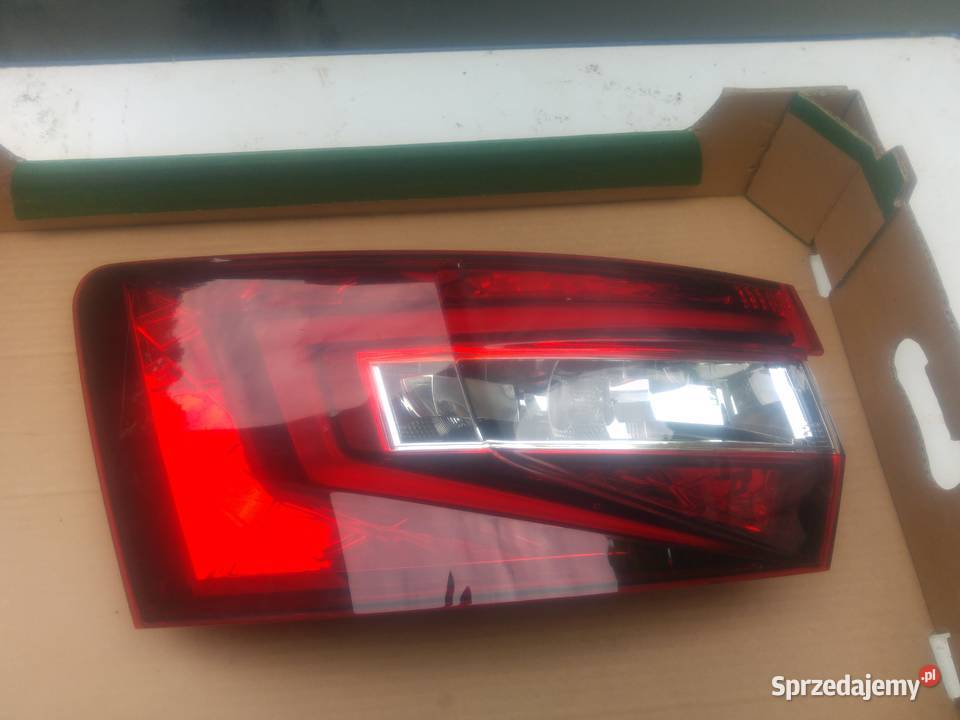 3V9945207 Lampa tył lewa kombi SUPERB III lampy tylne Dębno