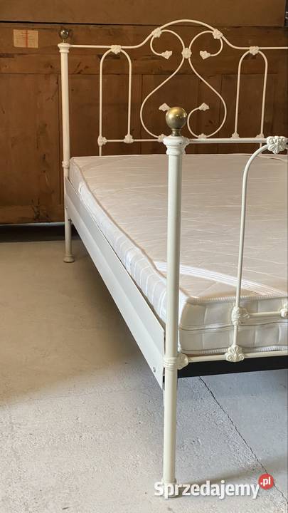 Białe łóżko metalowe 120x200 Budno