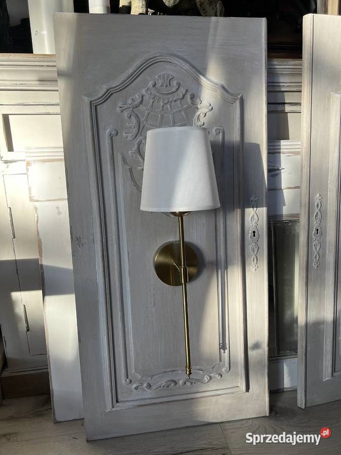 Panel stare drewniane drzwi z lampą Żary