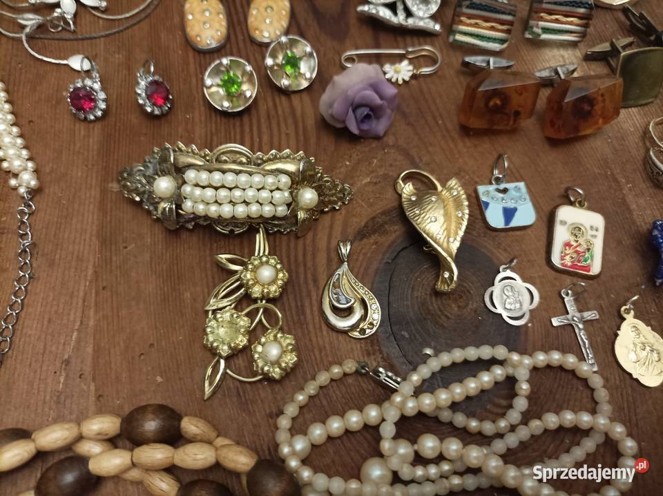 Szkatułka z miksem biżuterii vintage Dzierżoniów