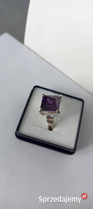 Pierścionek z cyrkonią sprzedam