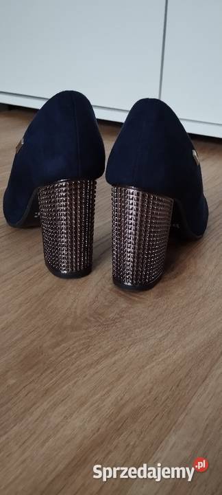 Buty czółenka granatowe zamszowe na słupku na Ostrów Wielkopolski sprzedam