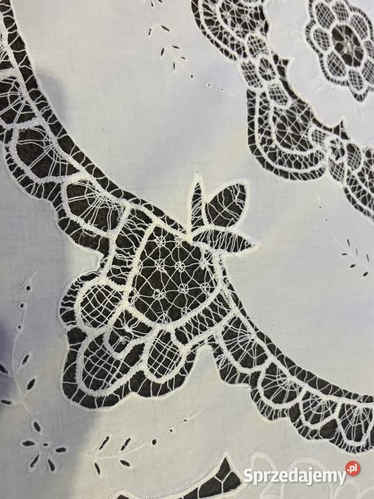 Obrus biały haftowany richelieu z koronkami Zabrze