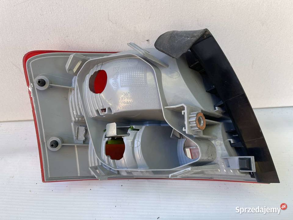 AUDI A4 8E9 PRAWA LAMPA TYŁ KOMBI Lampy tylne Lampy tylne wielkopolskie Ostroróg