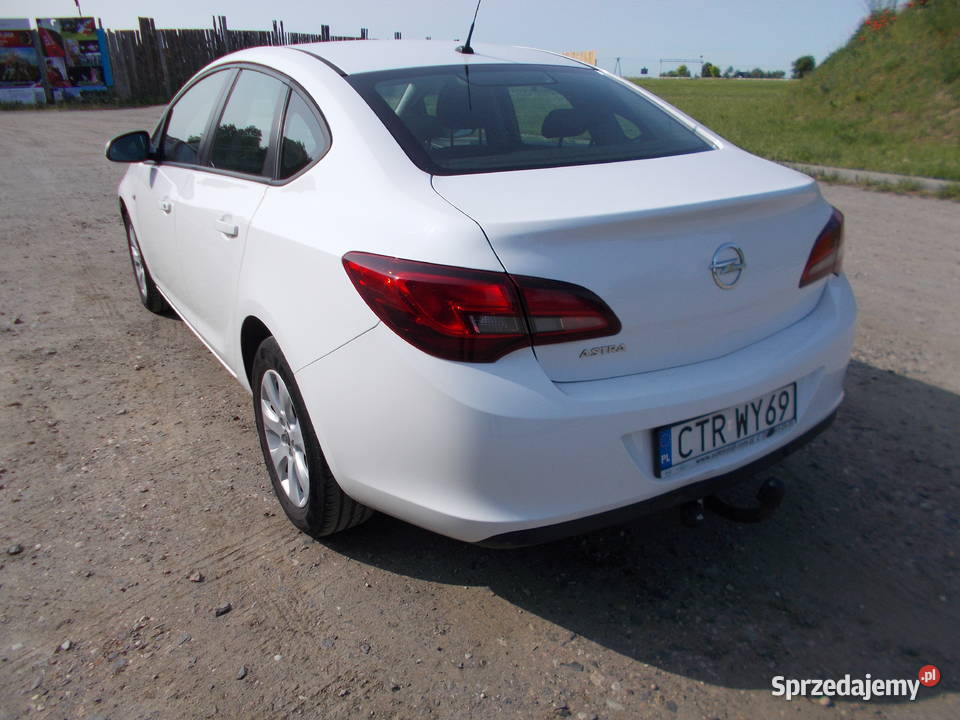 Opel Astra j sedan Salon Polska 2018 biały hak 1600cm3 kujawsko-pomorskie