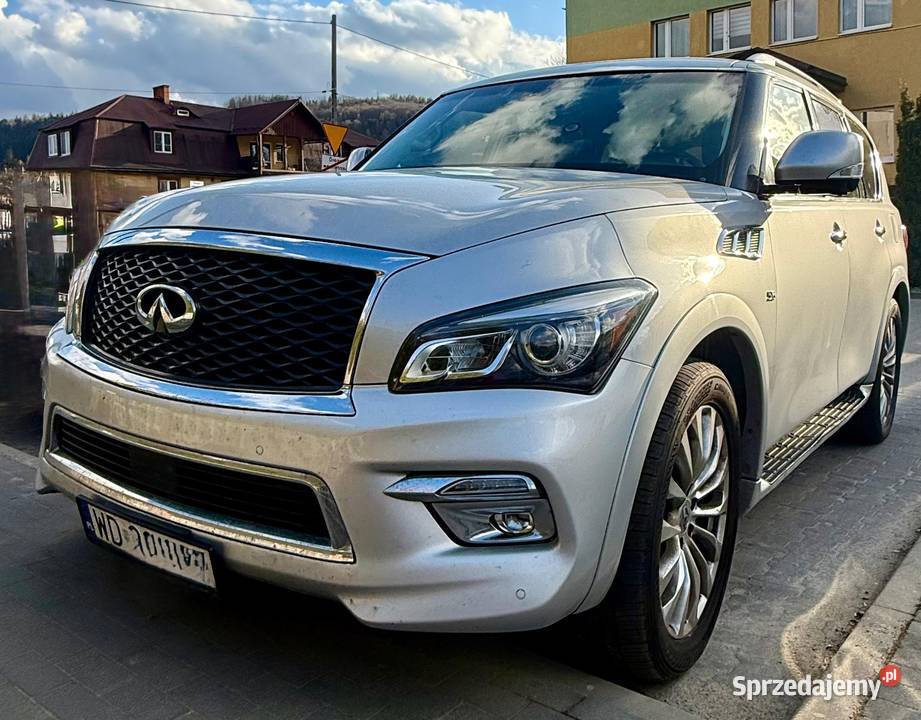 Srebrne Infiniti QX 80 z fotelami kapitańskimi