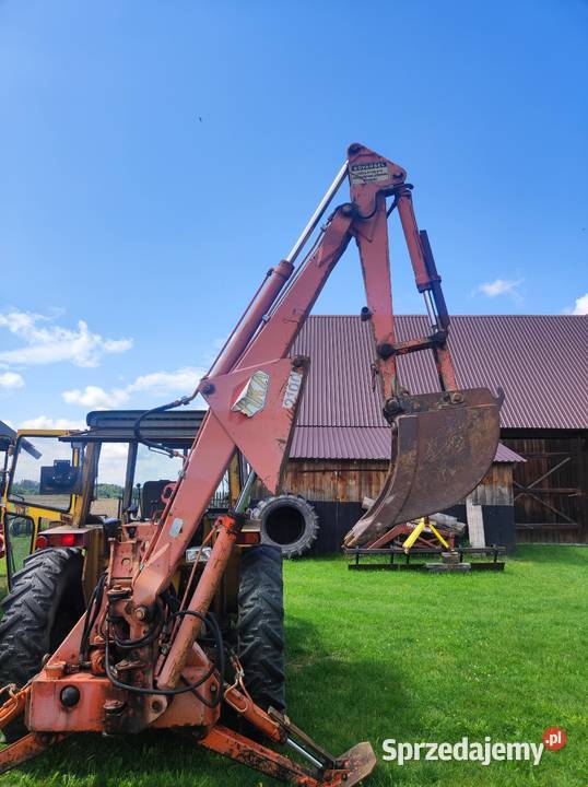 Massey Ferguson 550 koparką zawieszaną i Massey Ferguson