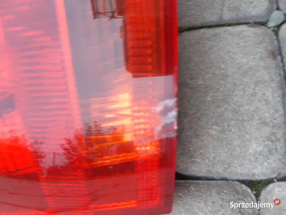 Sprzedam lampę tylnią prawa audi a4b6 kompletna osobowe Wojnicz