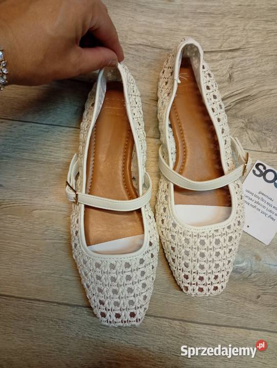 40 ASOS Białe baleriny ażurowe z zapięciem z Balerinki