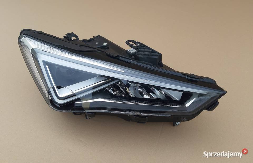 CUPRA FORMENTOR REFLEKTOR PRAWY LAMPA PRAWA Trzciel sprzedam