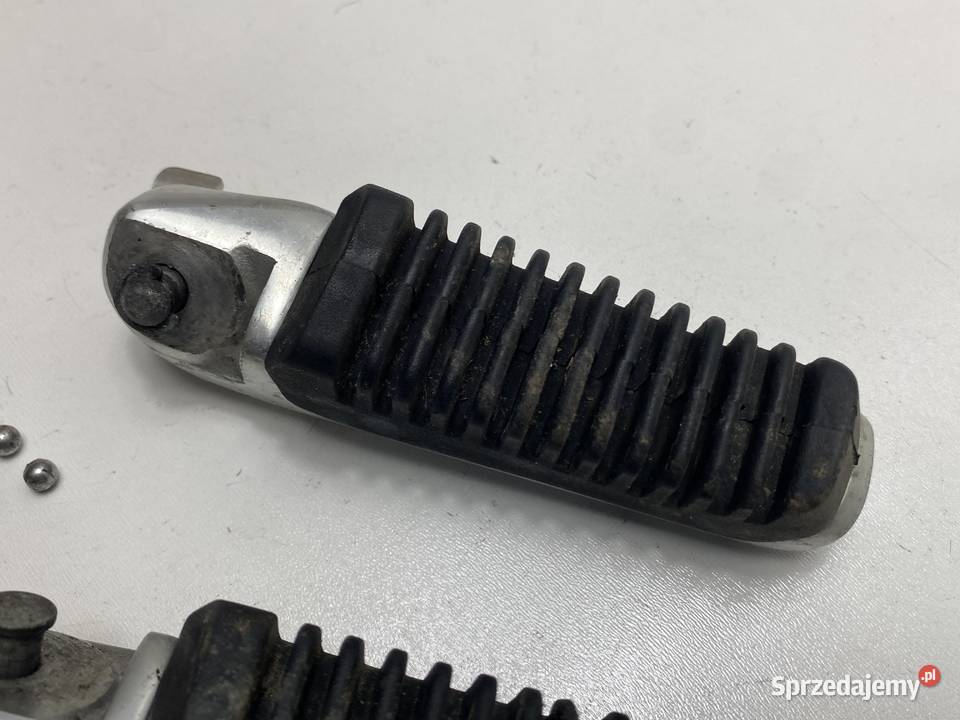 SUZUKI SIXTEEN UX125 PODNÓŻKI PASAŻERA STOPKA