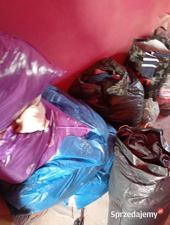 Około 500 odzieży używanej marki do dalszej Ogrodzieniec