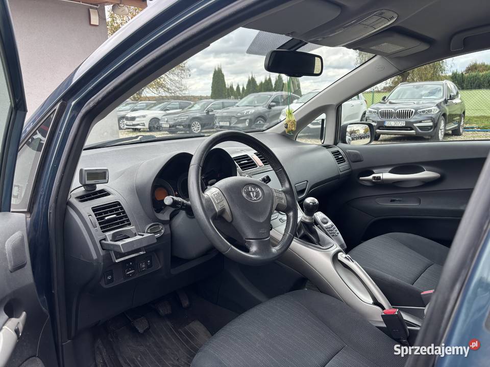 Toyota Auris niebieski