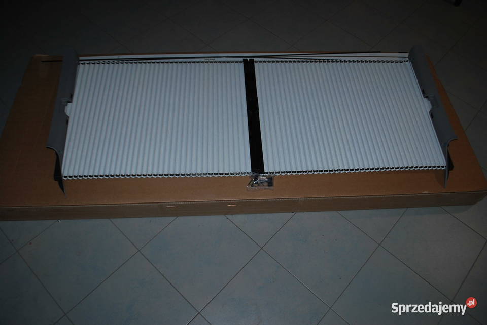 ROLETA ZACIEMNIAJĄCA PRZEDNIĄ SZYBĘ