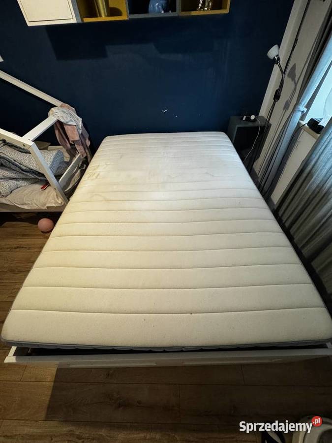 Białe łóżko z wbudowanymi 4 szufladami materac