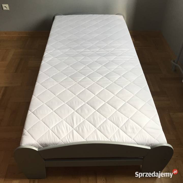 łóżko z materacem