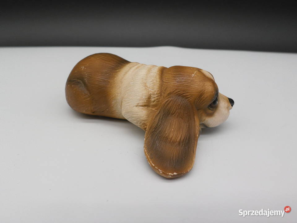 Stara ceramiczna figurka leżący piesek Basset Raszków